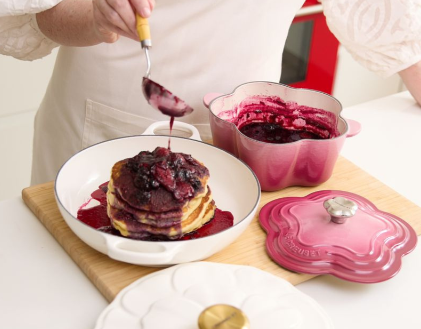 Panquecas Fofinhas com Calda de Frutas Vermelhas Frescas